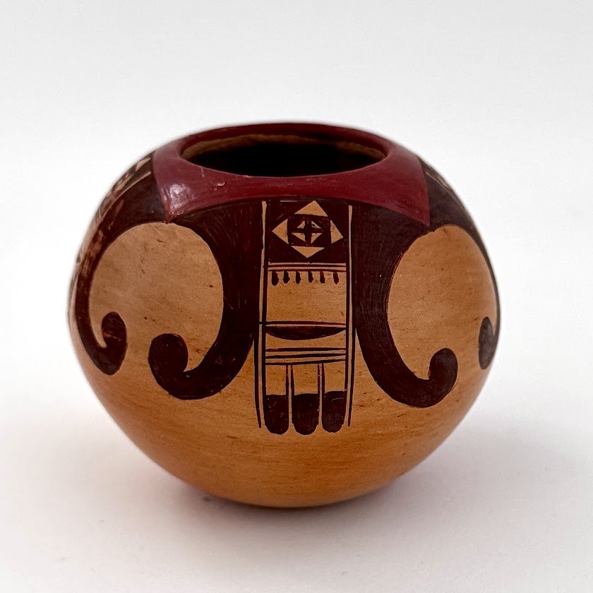 Zuni Spirits is proud to represent a variety of Zuni fetish carvers, includingG. Naha Nampeyo|  Hopi Pot