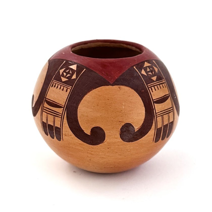 Zuni Spirits is proud to represent a variety of Zuni fetish carvers, includingG. Naha Nampeyo|  Hopi Pot